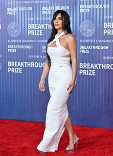 Kim Kardashian feet photo thumbnail