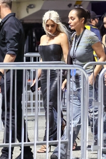 Kim Kardashian feet photo thumbnail