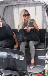 Kim Kardashian feet photo thumbnail