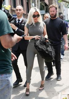 Kim Kardashian feet photo thumbnail