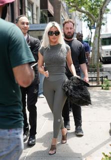 Kim Kardashian feet photo thumbnail