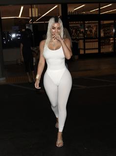 Kim Kardashian feet photo thumbnail
