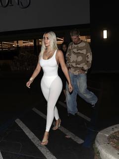Kim Kardashian feet photo thumbnail