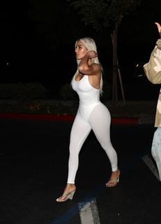 Kim Kardashian feet photo thumbnail