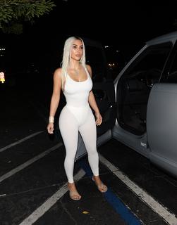 Kim Kardashian feet photo thumbnail