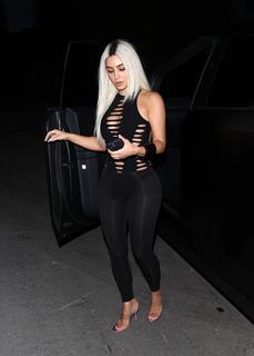 Kim Kardashian feet photo thumbnail