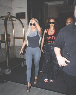 Kim Kardashian feet photo thumbnail