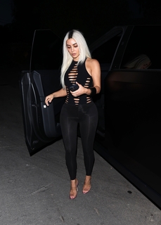 Kim Kardashian feet photo thumbnail
