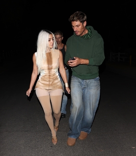 Kim Kardashian feet photo thumbnail