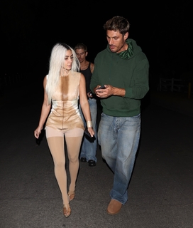 Kim Kardashian feet photo thumbnail