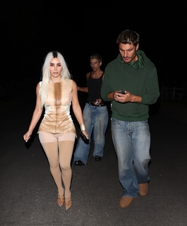 Kim Kardashian feet photo thumbnail