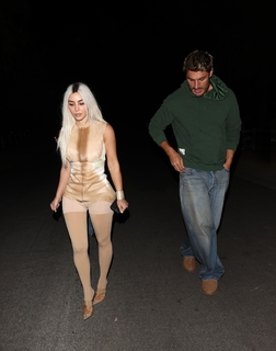 Kim Kardashian feet photo thumbnail