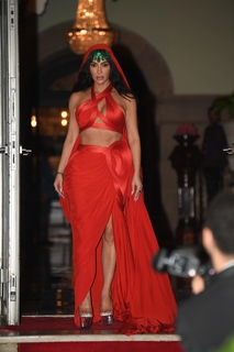 Kim Kardashian feet photo thumbnail