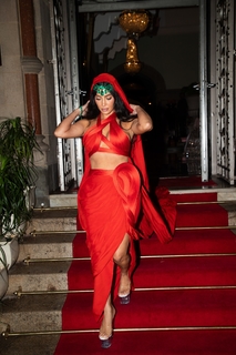 Kim Kardashian feet photo thumbnail