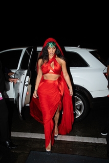 Kim Kardashian feet photo thumbnail