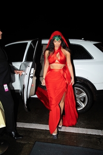 Kim Kardashian feet photo thumbnail