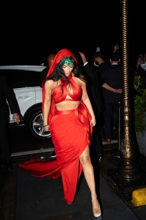 Kim Kardashian feet photo thumbnail