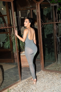 Kim Kardashian feet photo thumbnail