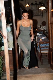 Kim Kardashian feet photo thumbnail