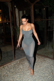 Kim Kardashian feet photo thumbnail