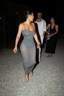 Kim Kardashian feet photo thumbnail