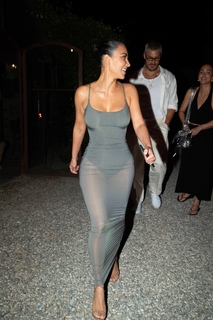 Kim Kardashian feet photo thumbnail