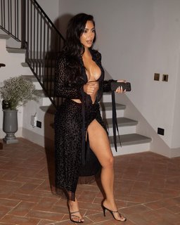 Kim Kardashian feet photo thumbnail