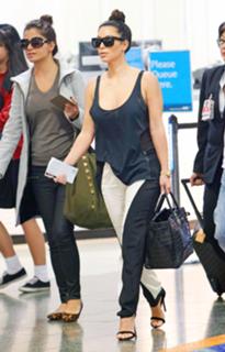 Kim Kardashian feet photo thumbnail