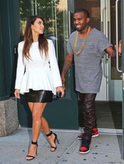 Kim Kardashian feet photo thumbnail