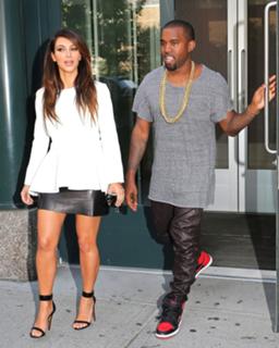 Kim Kardashian feet photo thumbnail