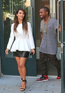 Kim Kardashian feet photo thumbnail