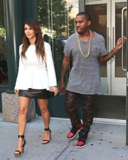 Kim Kardashian feet photo thumbnail