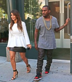 Kim Kardashian feet photo thumbnail