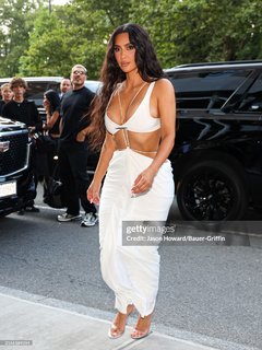 Kim Kardashian feet photo thumbnail