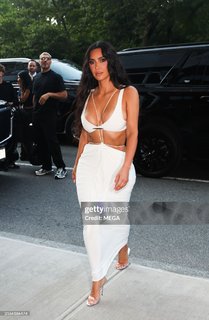 Kim Kardashian feet photo thumbnail