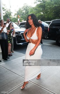 Kim Kardashian feet photo thumbnail