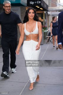 Kim Kardashian feet photo thumbnail