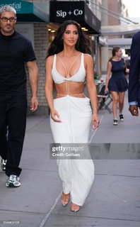 Kim Kardashian feet photo thumbnail
