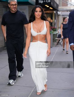 Kim Kardashian feet photo thumbnail