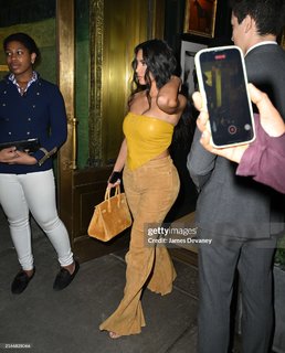 Kim Kardashian feet photo thumbnail