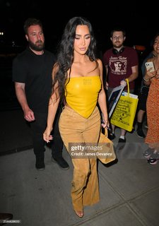Kim Kardashian feet photo thumbnail