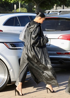 Kim Kardashian feet photo thumbnail