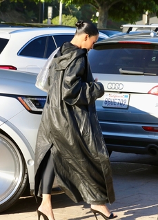 Kim Kardashian feet photo thumbnail