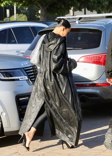 Kim Kardashian feet photo thumbnail