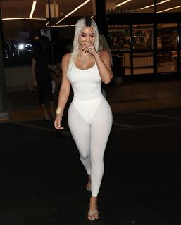 Kim Kardashian feet photo thumbnail