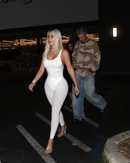 Kim Kardashian feet photo thumbnail