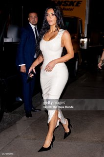 Kim Kardashian feet photo thumbnail