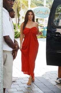 Kim Kardashian feet photo thumbnail