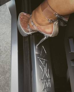 Kim Kardashian feet photo thumbnail