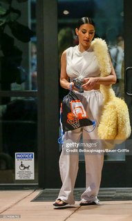 Kim Kardashian feet photo thumbnail